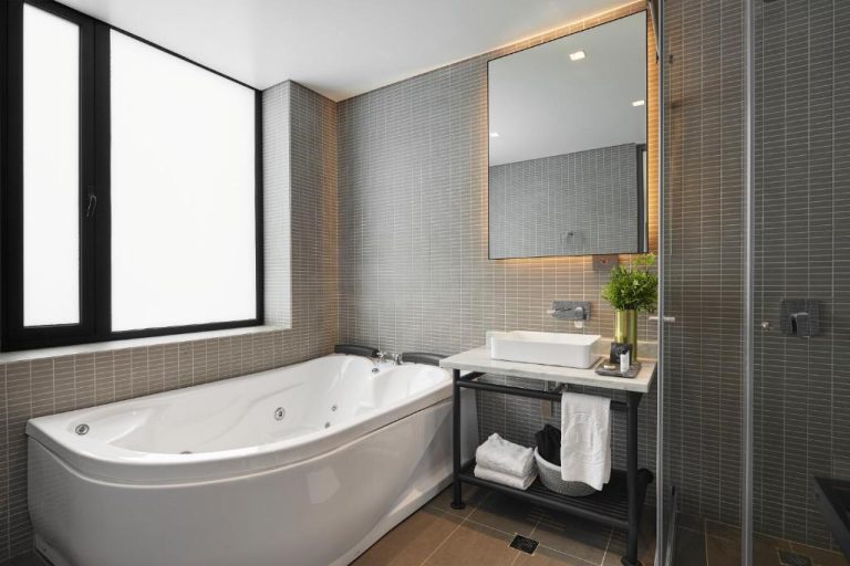 Baño de suite con jacuzzi y ducha independiente en el 14 Urban Hotel con diseño moderno