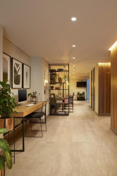 Zona de coworking y escritorio de trabajo en el lobby moderno del 14 Urban Hotel