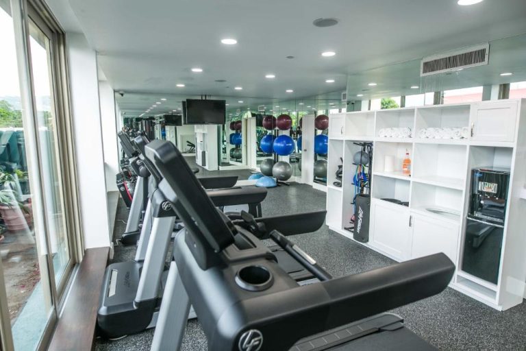 Gimnasio moderno con cintas de correr y pelotas de ejercicio en Courtleigh Hotel & Suites Jamaica