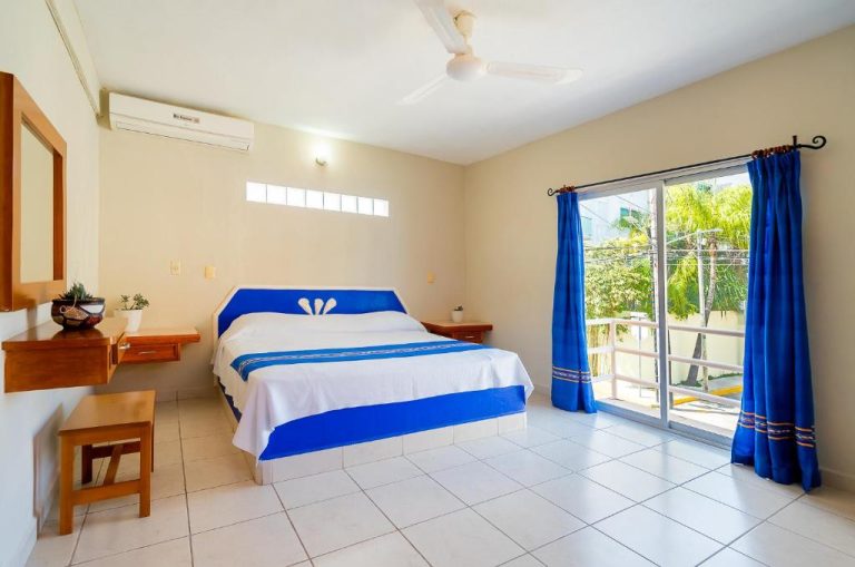 Habitación doble con cama matrimonial, balcón y aire acondicionado en Hotel Yumkiin cerca del Ferry