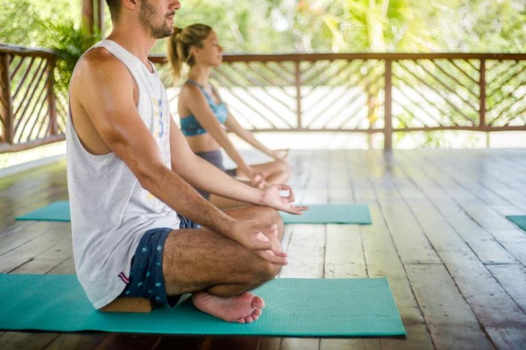 Clase de meditación en terraza al aire libre en Zenses Wellness and Yoga Resort Adults Only