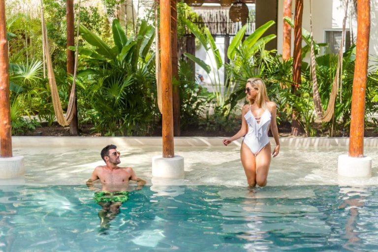 Pareja disfrutando de la piscina tropical del Zenses Wellness and Yoga Resort Adults Only