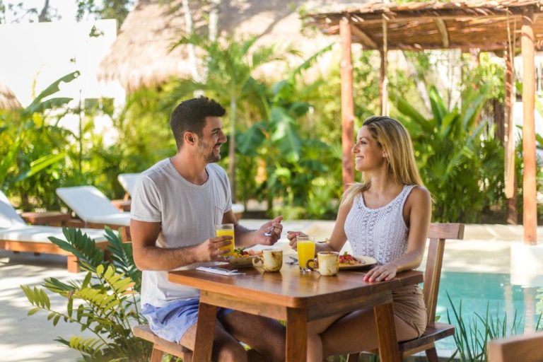 Pareja disfrutando del desayuno en terraza junto a la piscina del Zenses Wellness and Yoga Resort Adults Only