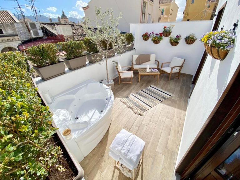 Terraza privada con jacuzzi exterior y zona de relax en Casa Nostra Boutique Hotel & Spa