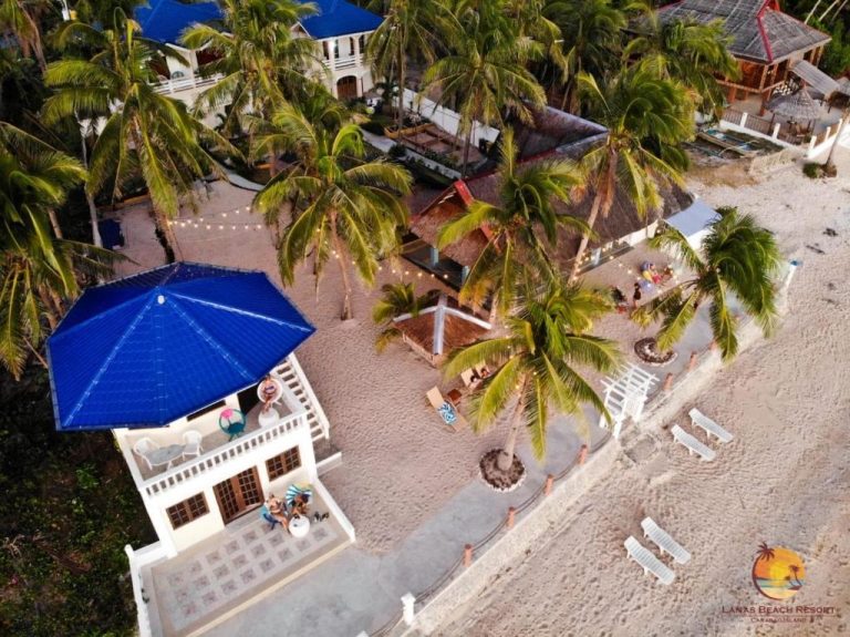 Vista aérea del Lanas Beach Resort en Carabao Island con palmeras, bungalows y acceso directo a la playa