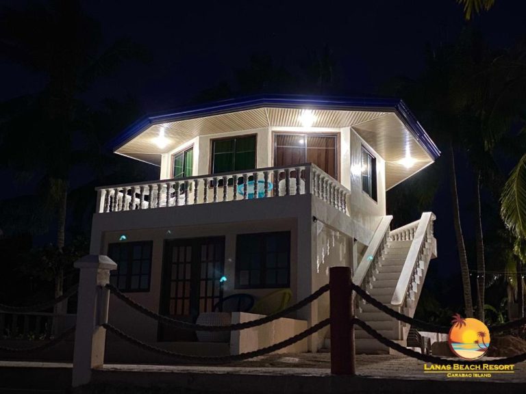 Bungalow iluminado de noche con terraza y balcón en Lanas Beach Resort de Carabao Island