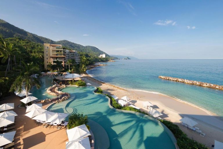 Piscina infinita con vista al mar y playa privada del Garza Blanca Preserve Resort & Spa Puerto Vallarta