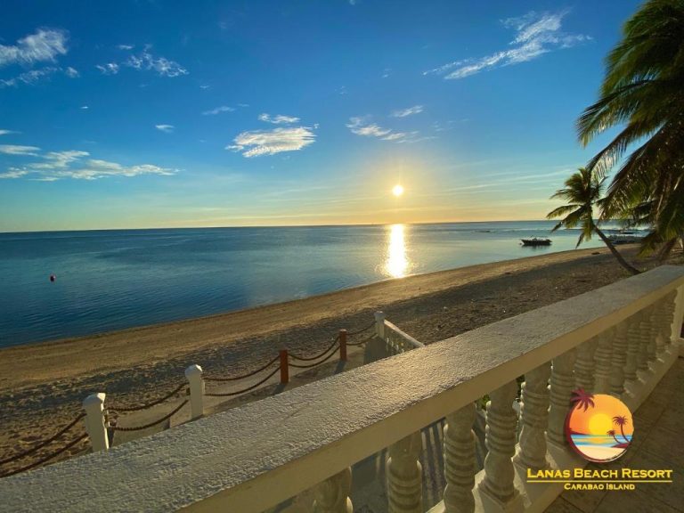 Vista al atardecer desde la terraza del Lanas Beach Resort en Isla Carabao con playa y mar tranquilo
