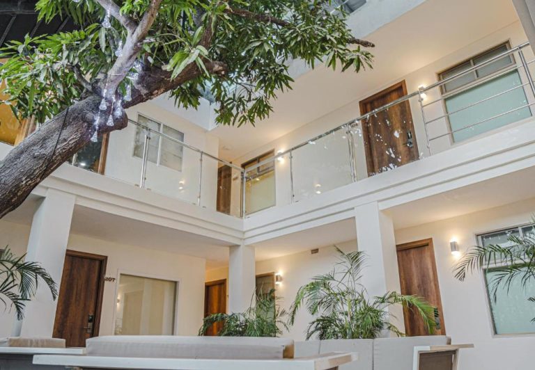 Patio interior con árbol natural y balcones acristalados del Cartagena Royal Hotel Boutique