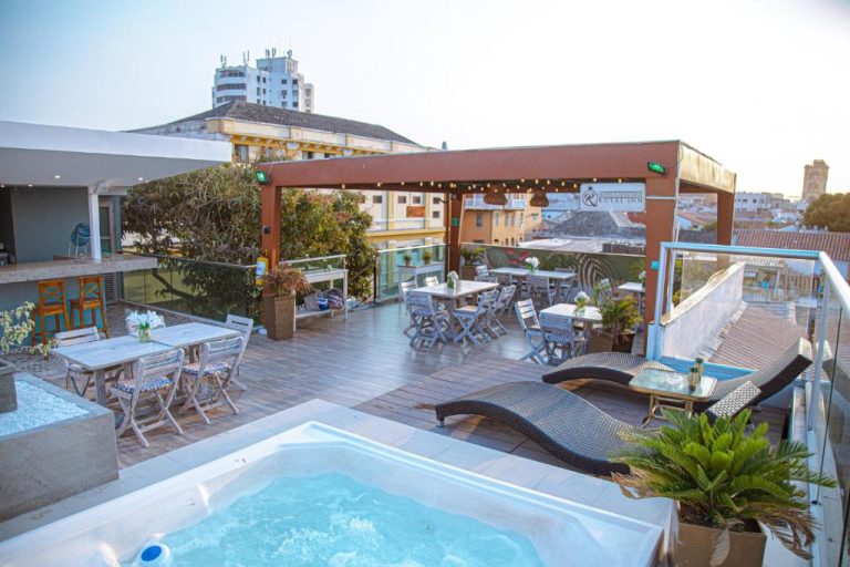 Terraza rooftop con jacuzzi y zona de relax en Hotel Cartagena Royal Inn Boutique