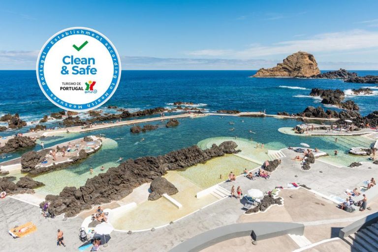 Piscinas naturales de lava volcánica con vistas al océano Atlántico en Aqua Natura Madeira