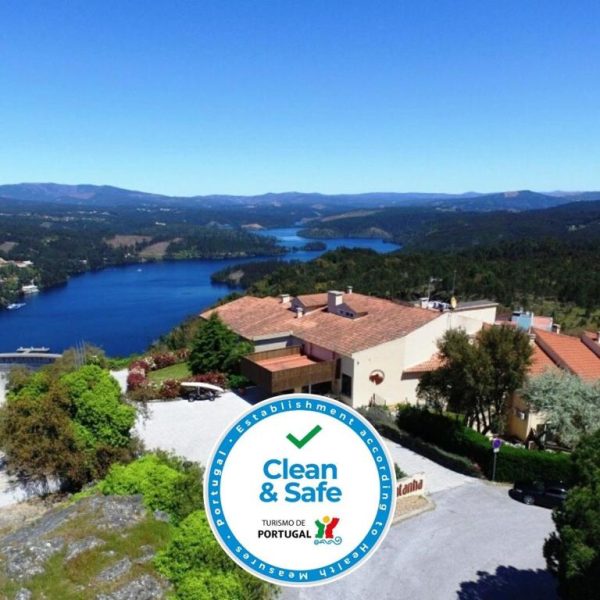 Vista aérea del Hotel Da Montanha con impresionantes vistas al lago y montañas de Portugal