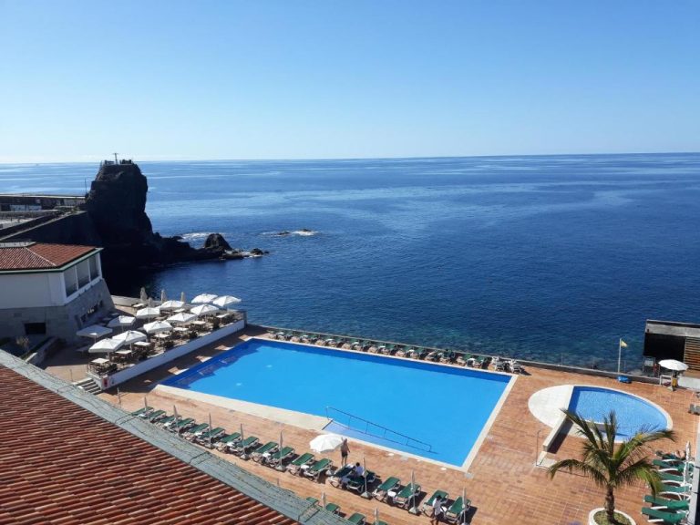 Piscina exterior con vistas al océano Atlántico en el hotel Quinta da Penha de Franca en Madeira