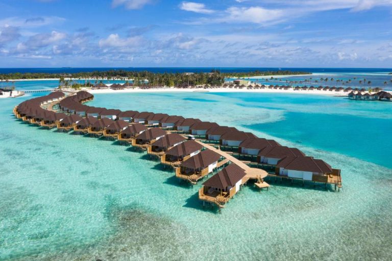 Villas sobre el agua con vistas al océano turquesa en el resort Sun Siyam Olhuveli, Maldivas