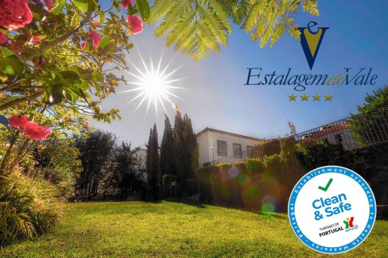 Jardines exteriores con césped y vegetación del hotel Estalagem do Vale en Portugal