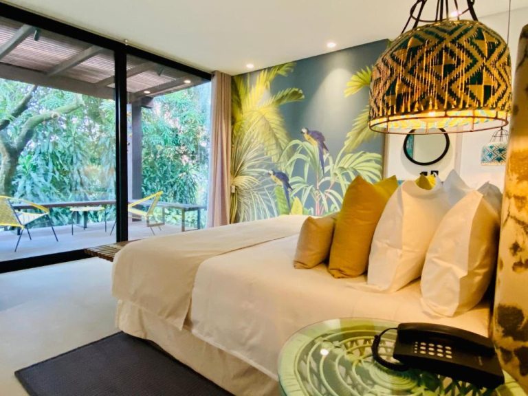 Habitación con cama doble, mural tropical y terraza con jardín en Hotel Patio del Mundo