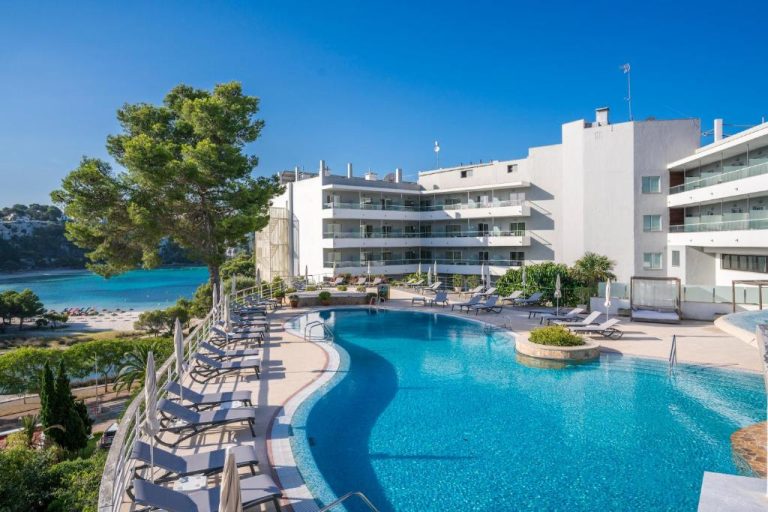 Piscina exterior con tumbonas y vistas al mar del hotel ARTIEM Audax Adults Only en Menorca