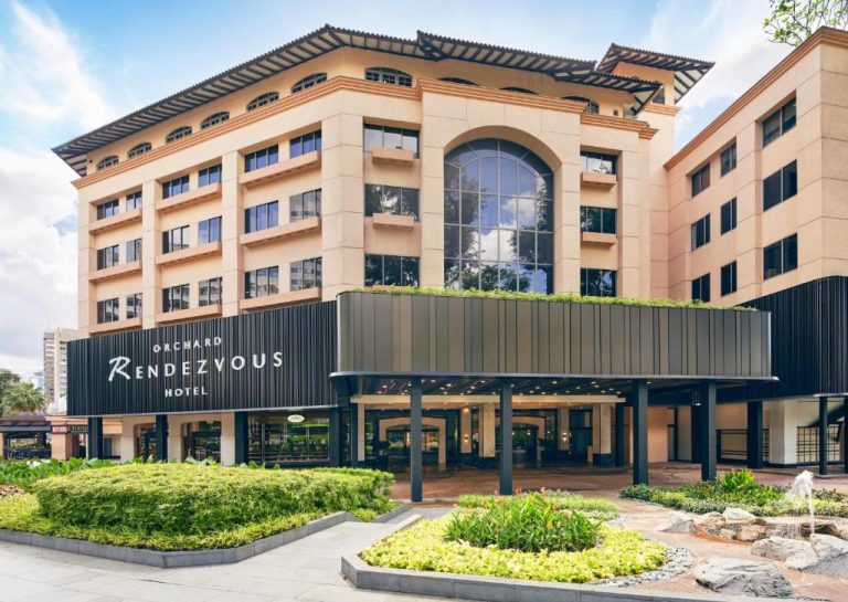 Fachada exterior del Orchard Rendezvous Hotel by Far East Hospitality con jardines y entrada principal en Singapur