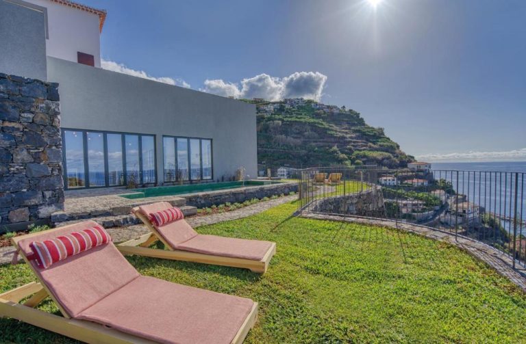 Terraza con tumbonas y piscina con vistas al mar y montaña en Socalco Nature Calheta