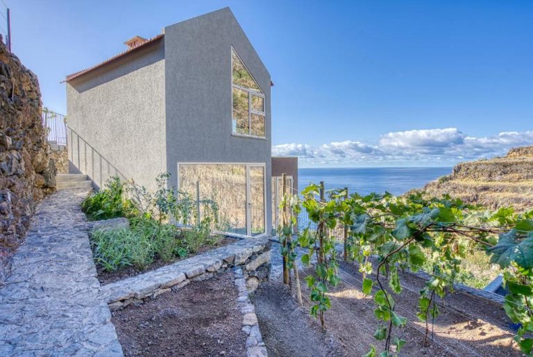 Casa rural con viñedo en terrazas y vistas al mar en Socalco Nature Calheta, Madeira