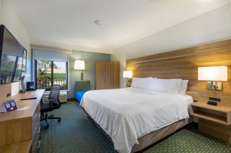 Habitación king size con escritorio y TV en Holiday Inn Express San José Costa Rica Airport