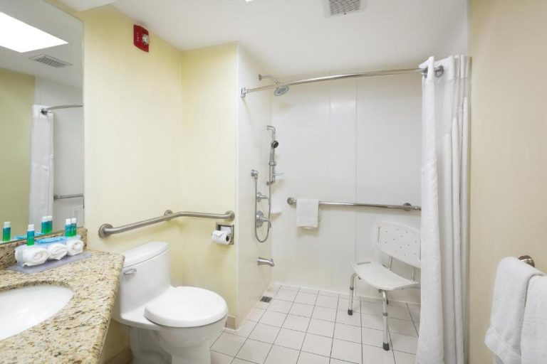 Baño accesible con ducha adaptada y barras de apoyo en Holiday Inn Express San José Costa Rica Airport