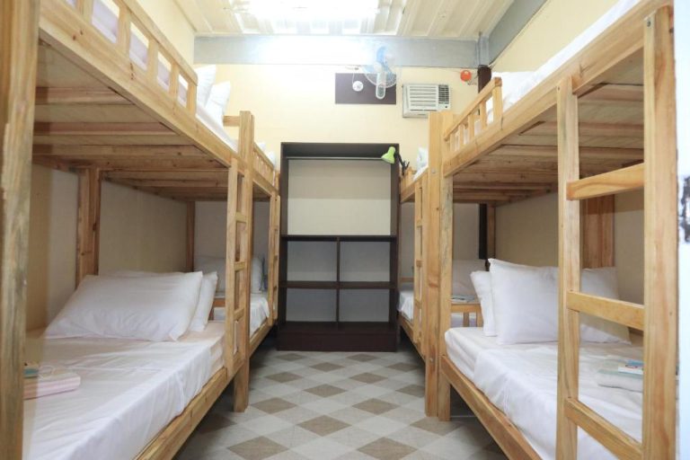 Habitación compartida con literas de madera en Cool Martin Family Hotel and Resort, estilo hostal