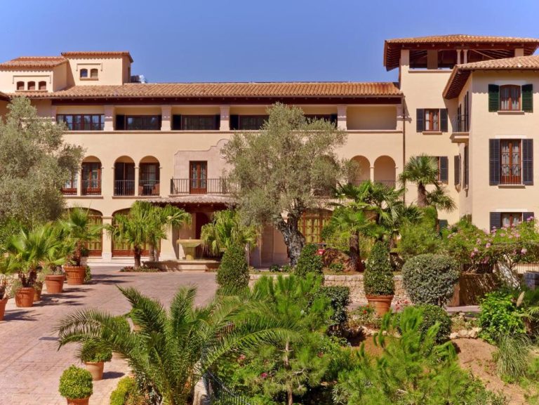 Fachada exterior con jardines mediterráneos y palmeras del Sheraton Mallorca Arabella Golf Hotel