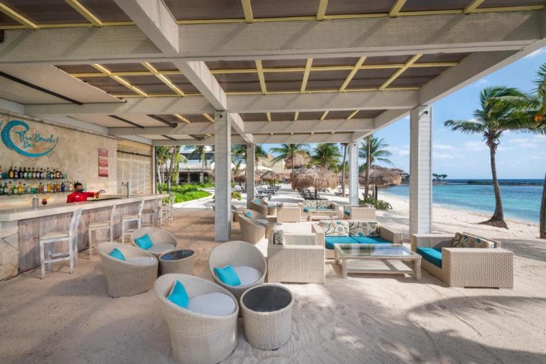 Beach Bar con tumbonas y sofás de ratán frente a la playa en Catalonia Riviera Maya Resort & Spa