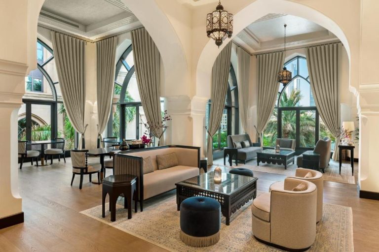Elegante lobby con arcos árabes y lámparas de araña en el Palace Downtown Dubai