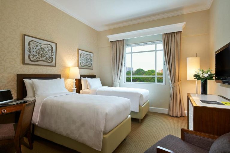 Habitación twin deluxe con dos camas y vistas al jardín en Rendezvous Hotel Singapore