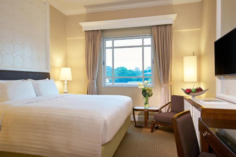 Habitación doble deluxe con cama king y vistas al exterior en Rendezvous Hotel Singapore
