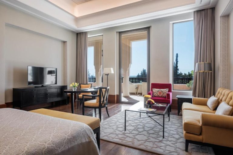Suite de lujo con salón, terraza y vistas al jardín en The Oberoi Marrakech