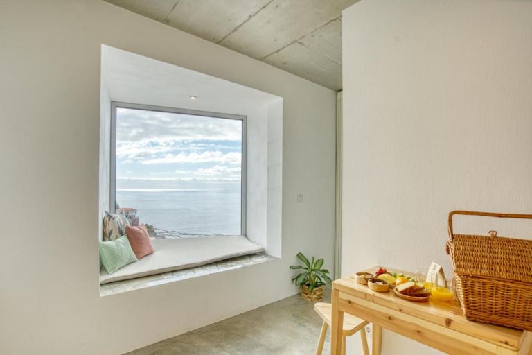 Habitación con ventana mirador y vistas al océano en Socalco Nature Calheta, con desayuno incluido