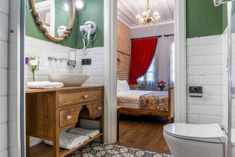 Baño y habitación rústica con decoración vintage y cortinas rojas en Hotel Lykia Old Town Antalya