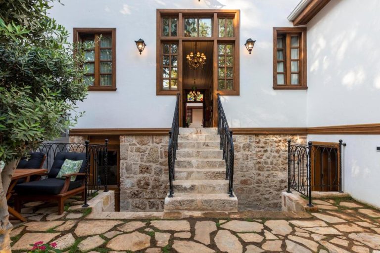 Entrada principal con escaleras de piedra y jardín del Hotel Lykia Old Town Antalya