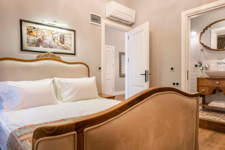 Habitación doble clásica con cama de madera tallada y baño en suite del Hotel Lykia Old Town Antalya