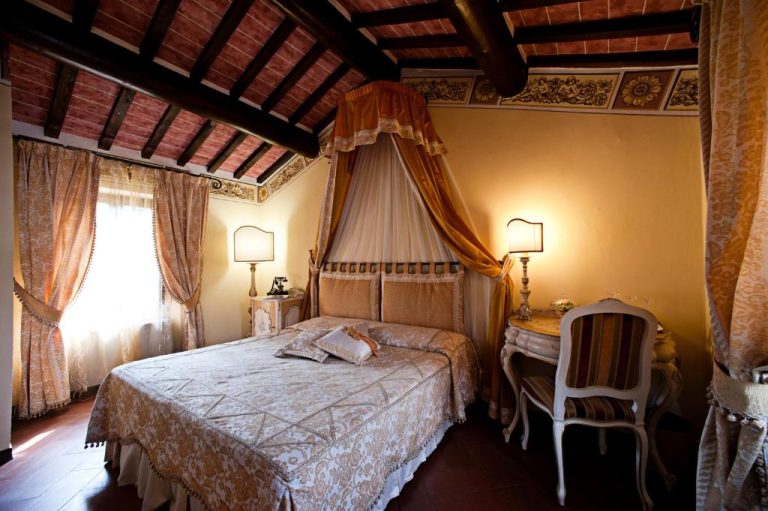 Habitación clásica con cama de dosel y decoración renacentista en Relais La Corte dei Papi