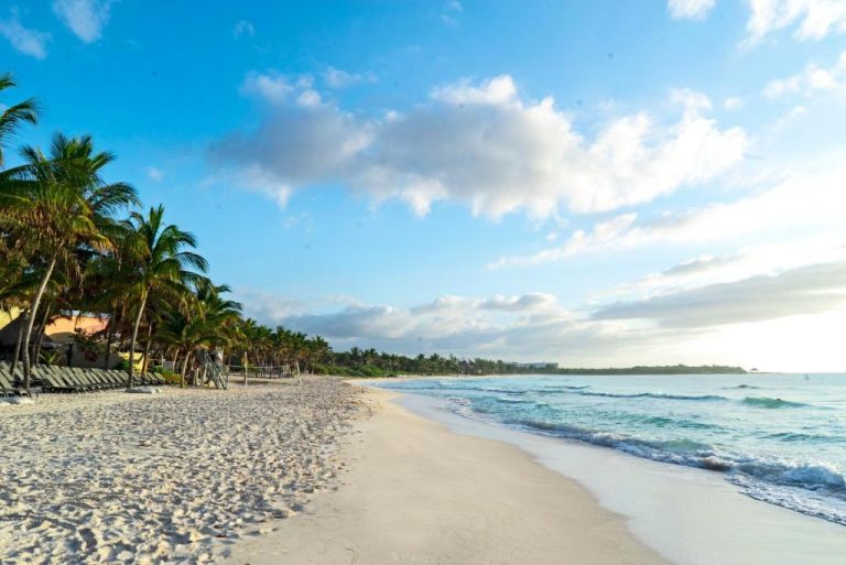 Playa de arena blanca con palmeras y aguas turquesas del Catalonia Royal Tulum Beach & Spa Resort