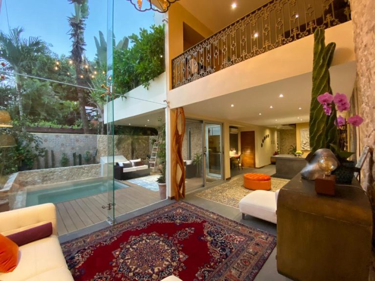 Sala de estar con piscina privada y terraza exterior en Casarte Boutique Hotel