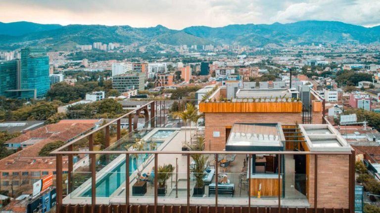 Rooftop con piscina y terraza del Hotel Marquee Medellín con vistas panorámicas a la ciudad y montañas