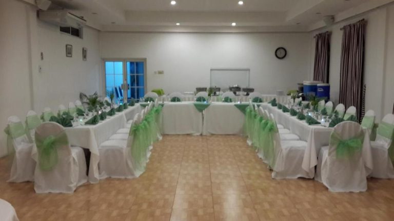 Salón de eventos decorado en verde y blanco del Negril Treehouse Resort para celebraciones especiales