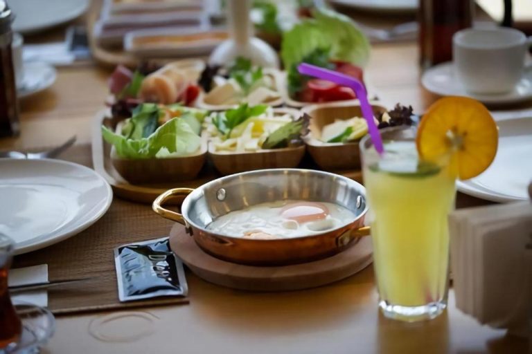 Desayuno buffet con huevos fritos, ensaladas frescas y limonada en el Grand Kum Boutique Hotel