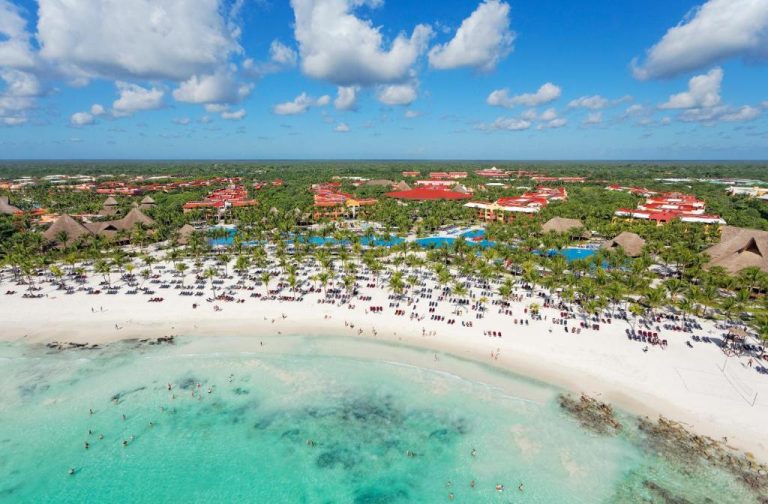 Vista aérea de la playa y piscinas del Barceló Maya Tropical All Inclusive en Riviera Maya