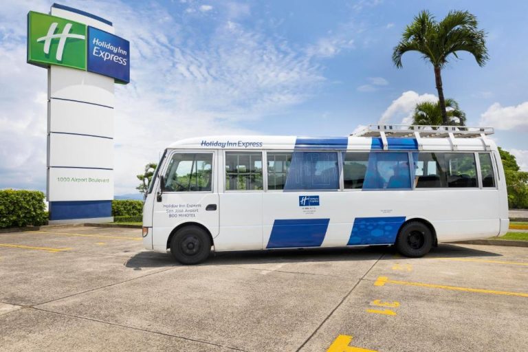 Autobús de traslado al aeropuerto del Holiday Inn Express San José Airport en Costa Rica