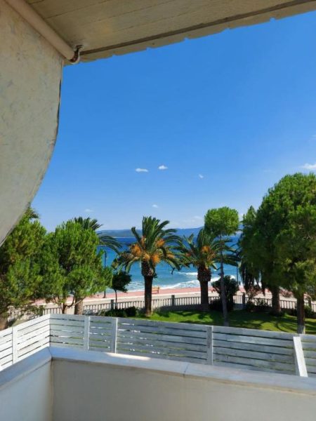 Terraza con vistas a la playa y mar turquesa del Batis Hotel rodeada de palmeras