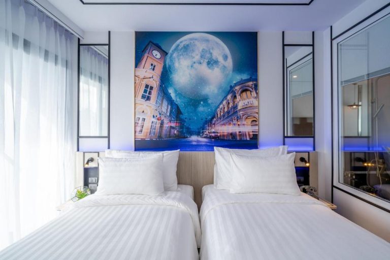 Habitación doble con cuadro mural de luna llena y casco antiguo en Ratri Hotel Phuket Old Town