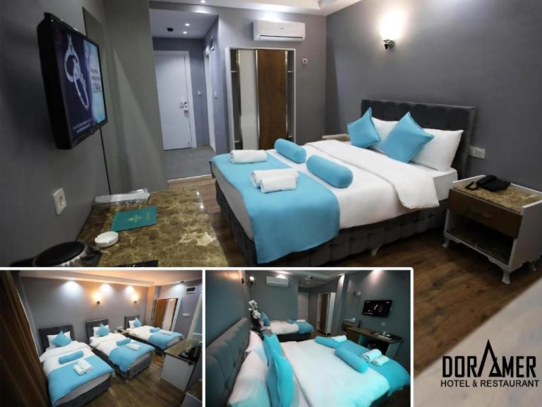 Habitación doble con camas azules y blancas en Doramer Hotel & Restaurant, moderna y elegante