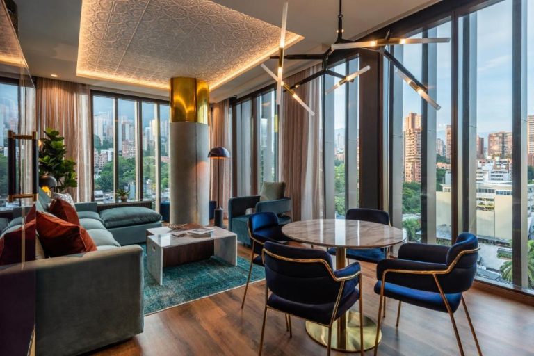 Elegante sala de estar con vistas panorámicas a la ciudad en el Hotel Marquee Medellín