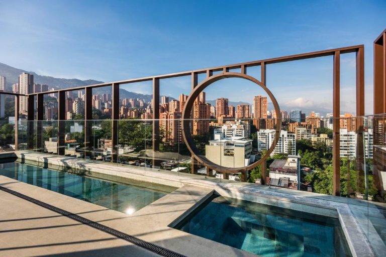 Piscina infinita en la azotea del Hotel Marquee Medellín con vistas panorámicas al skyline de la ciudad